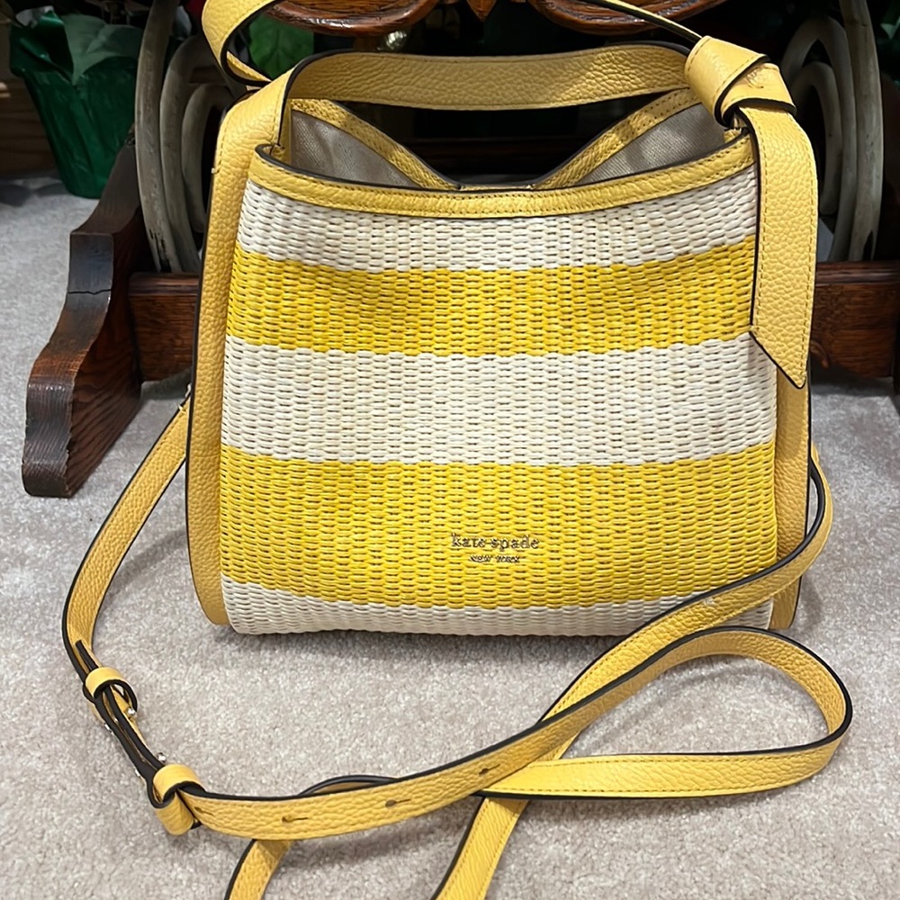 VGUC Kate Spade medium striped straw bag